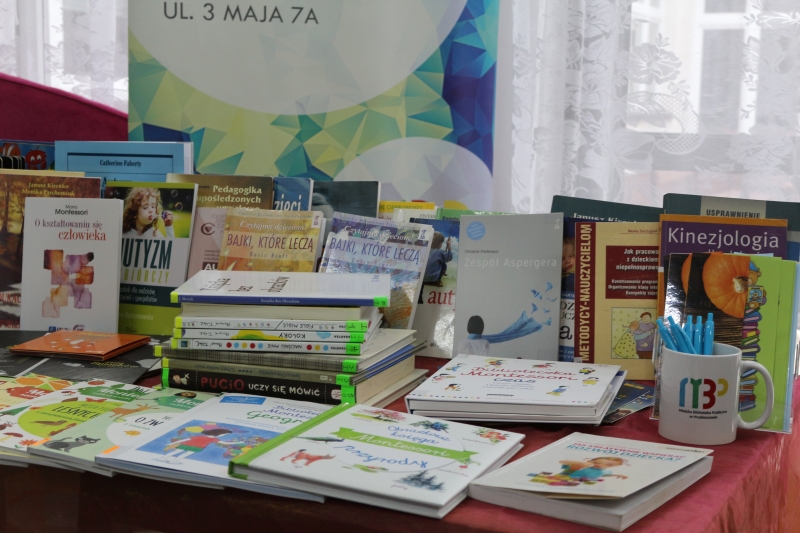 Biblioteczne stoisko podczas 50. urodzin SOSW