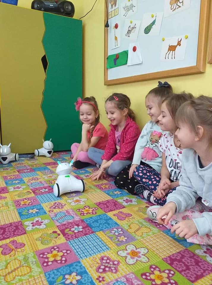 Dzieci bawią się w programowanie