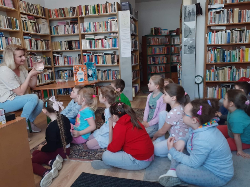 „ Skrzaty” nie leją wody. Wizyta w bibliotece 29 marca.