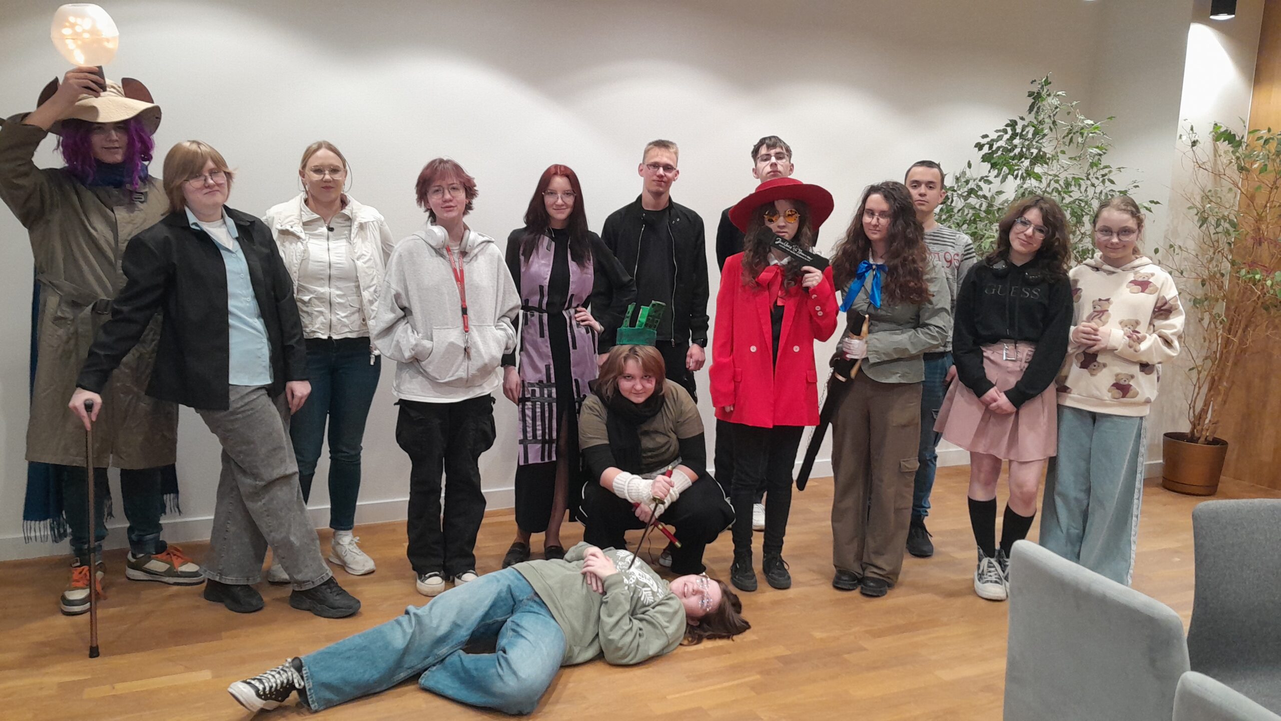 Teatr przy stole w cosplayach